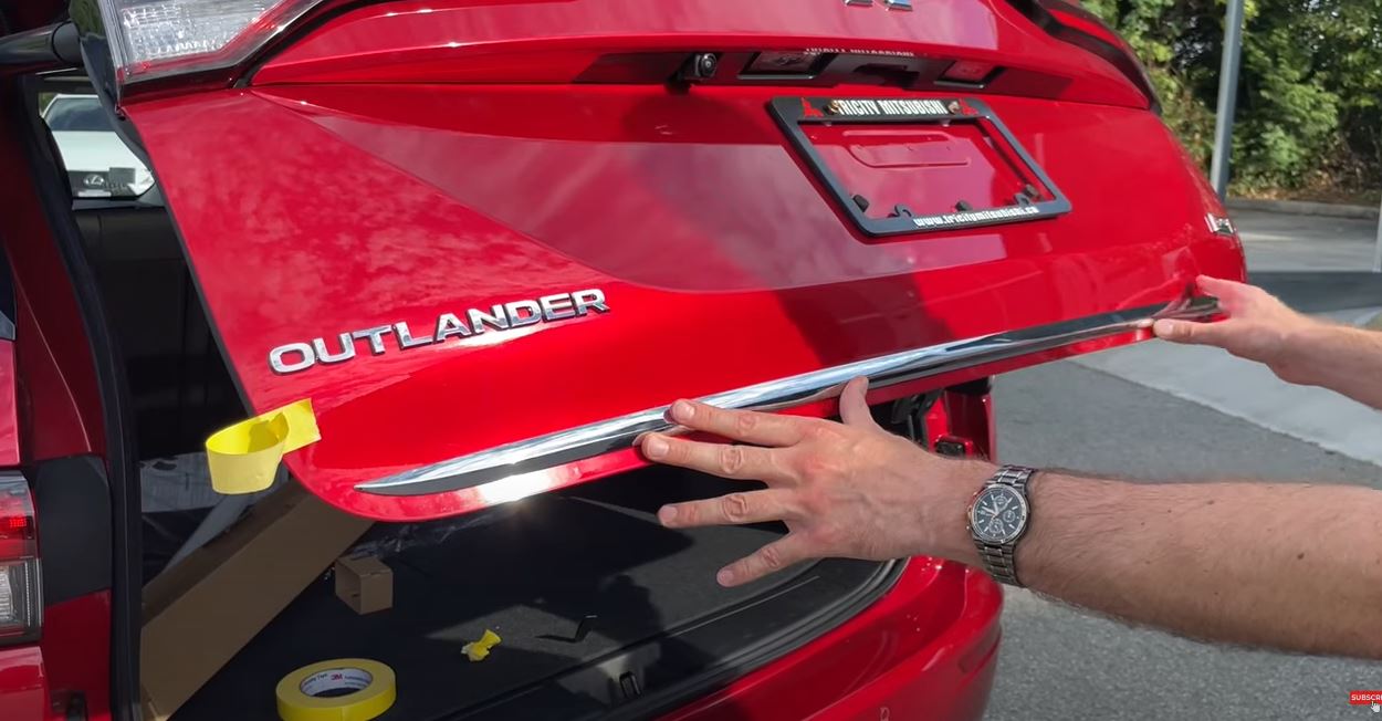 2022-25 Outlander tailgate garnish (Chrome). Fits 23-25 PHEV