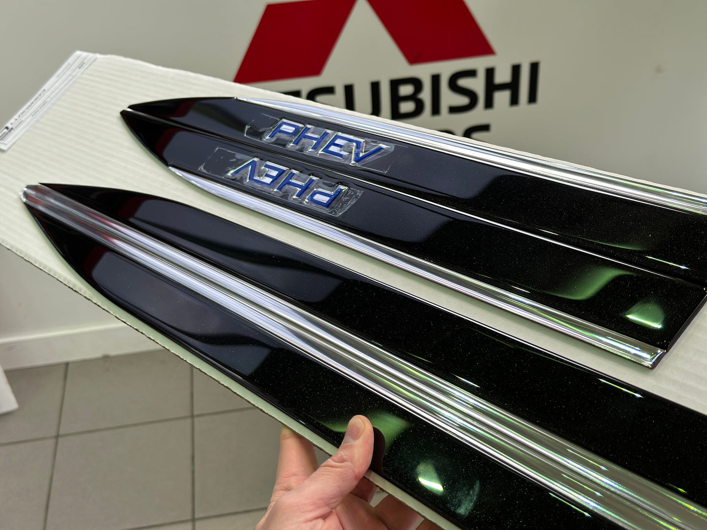 2023-25 PHEV Outlander Side Moldings - Black Diamond