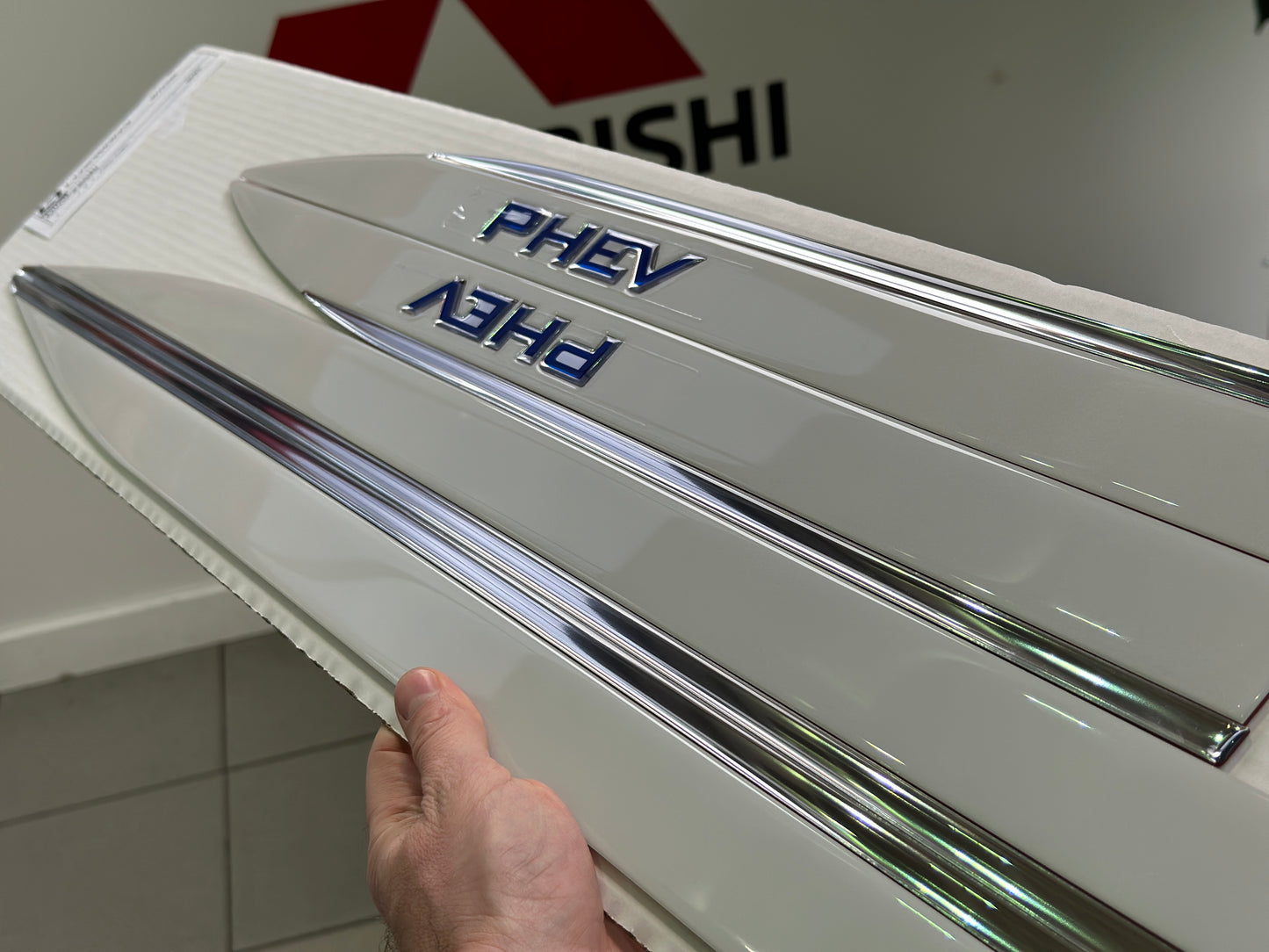 2023-25 PHEV Outlander Side Moldings - White Diamond