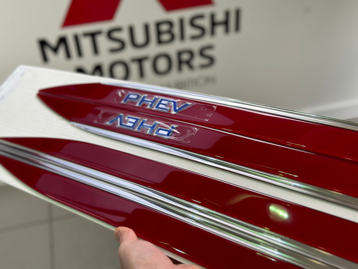 2023-25 PHEV Outlander Side Moldings - Red Diamond