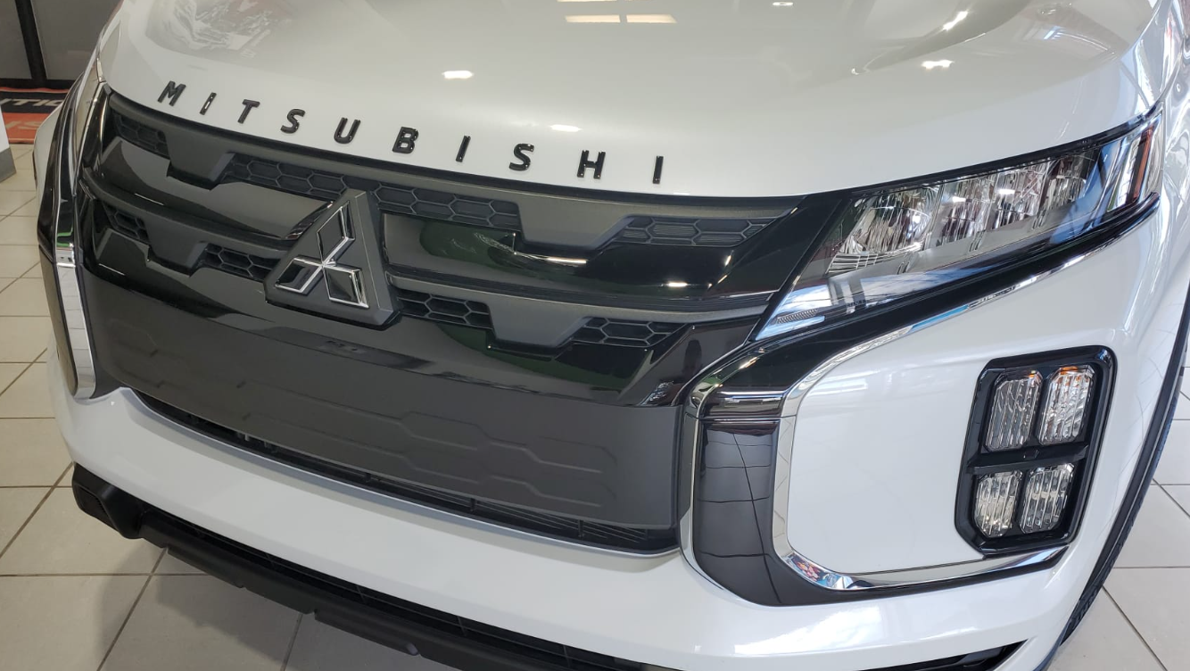 RVR // Outlander Sport Mitsubishi hood lettering